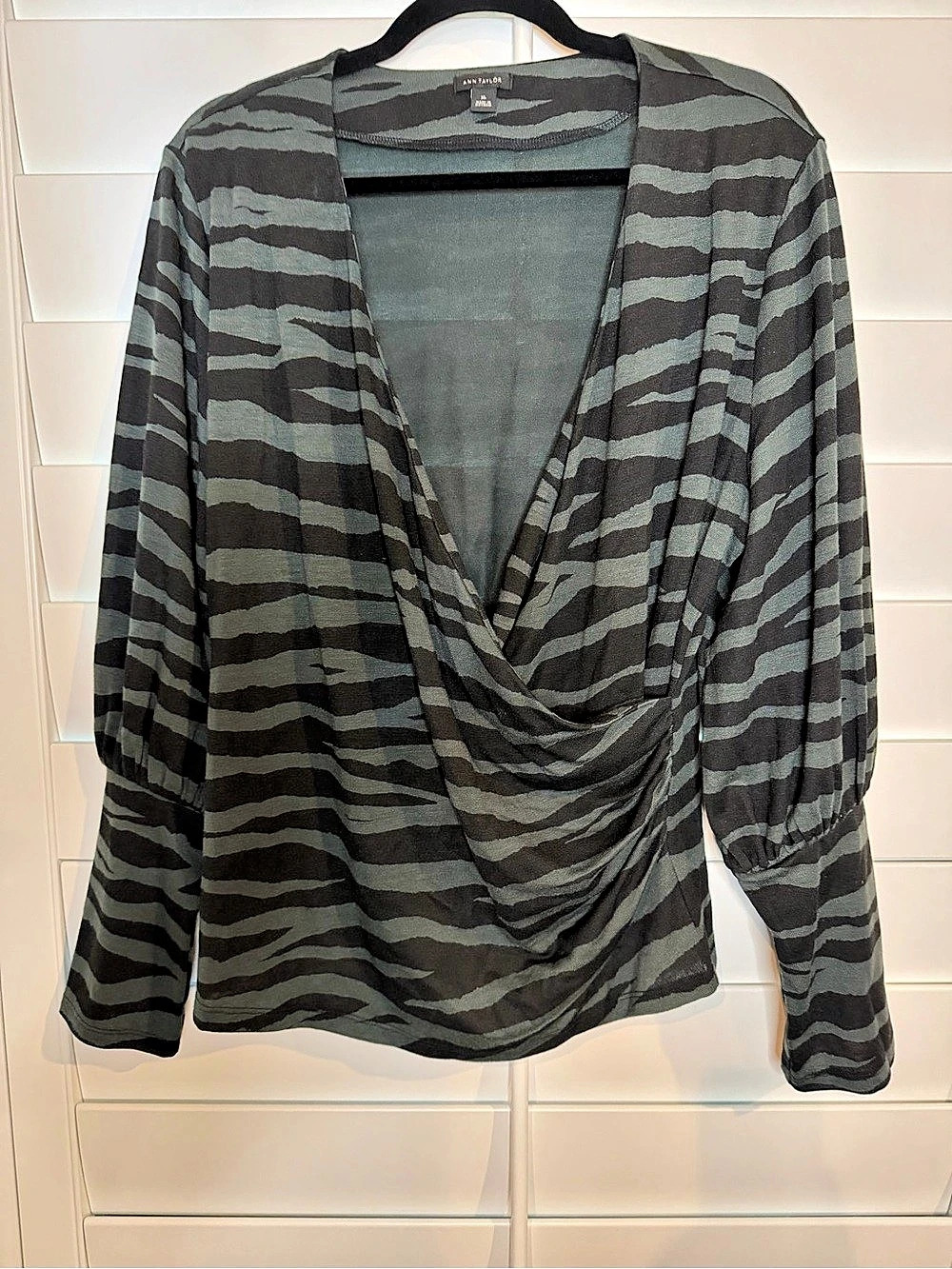 Ann Taylor Women's Gray & Black Animal Print Drape Top XL Like New